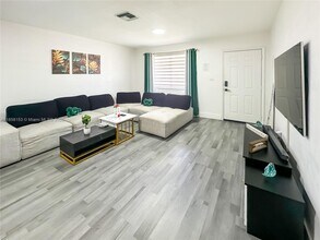 1050 NW 103rd St in Miami, FL - Building Photo - Building Photo