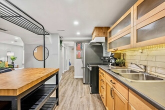 7916-7936 36 Ave NW in Calgary, AB - Building Photo - Building Photo