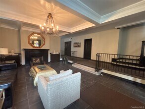 160 S Middle Neck Rd in Great Neck, NY - Building Photo - Building Photo