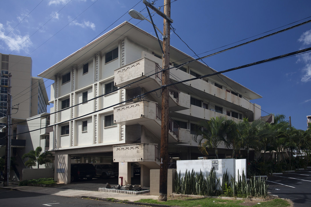 1704 Halekula Way in Honolulu, HI - Building Photo