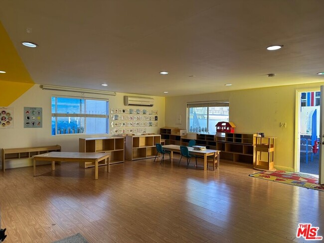 932 S Park View St in Los Angeles, CA - Building Photo - Building Photo