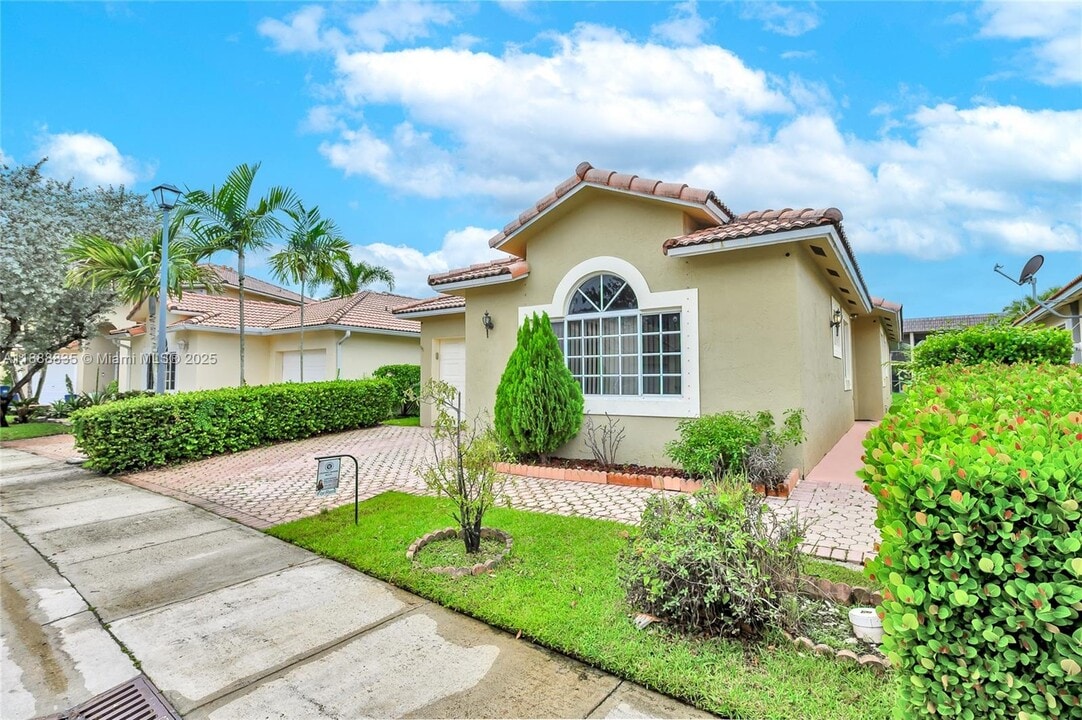 113 Danielle Ct in Weston, FL - Building Photo