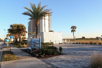 Azure Condominiums in Jacksonville Beach, FL - Foto de edificio - Building Photo