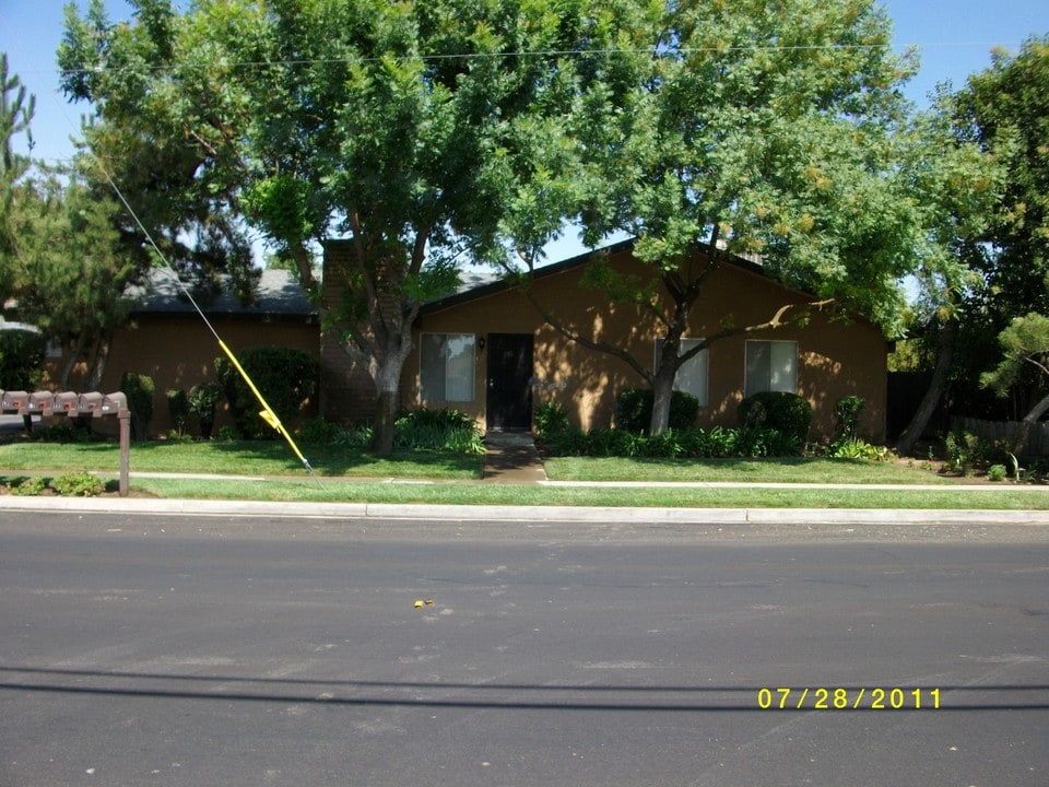 141 S Minnewawa Ave in Fresno, CA - Foto de edificio