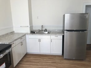 12 Huntington Pl, Unit 1st Floor Apartment in New Hartford, NY - Building Photo - Building Photo