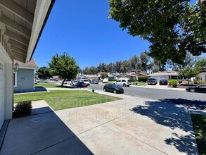 31585 Corte Salinas in Temecula, CA - Foto de edificio - Building Photo