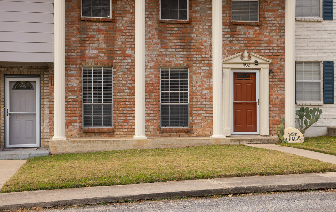 1932 Leslie Dr in Kerrville, TX - Building Photo