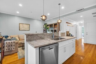 242 W Fifth St in Boston, MA - Building Photo - Building Photo