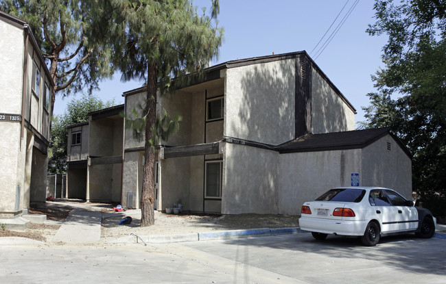 1315-1325 Davidson Ave in San Bernardino, CA - Foto de edificio - Building Photo