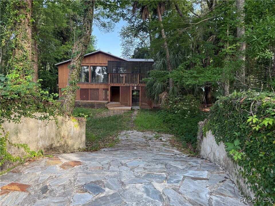 5908 Riverside Dr in Yankeetown, FL - Building Photo