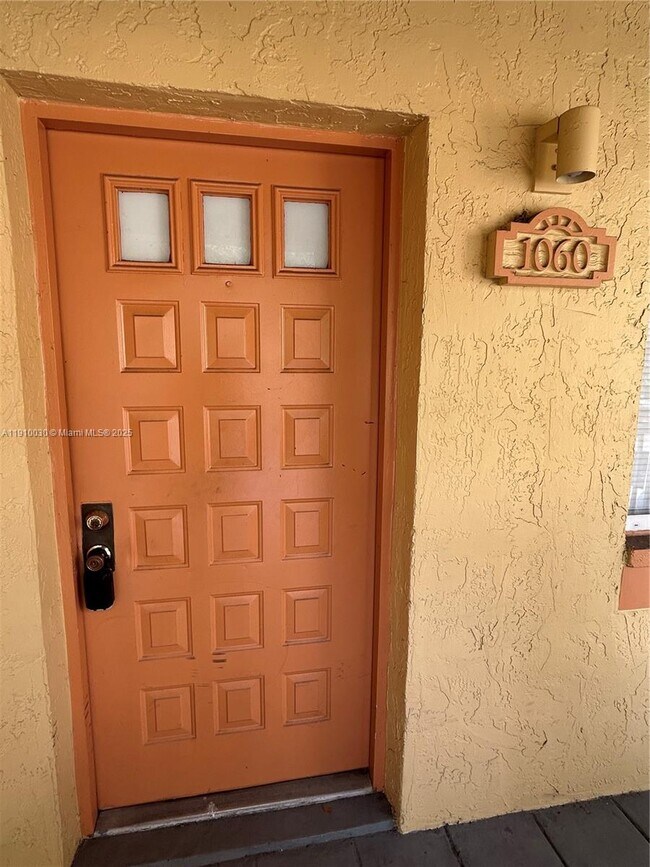 1060 Coral Club Dr in Coral Springs, FL - Building Photo - Building Photo