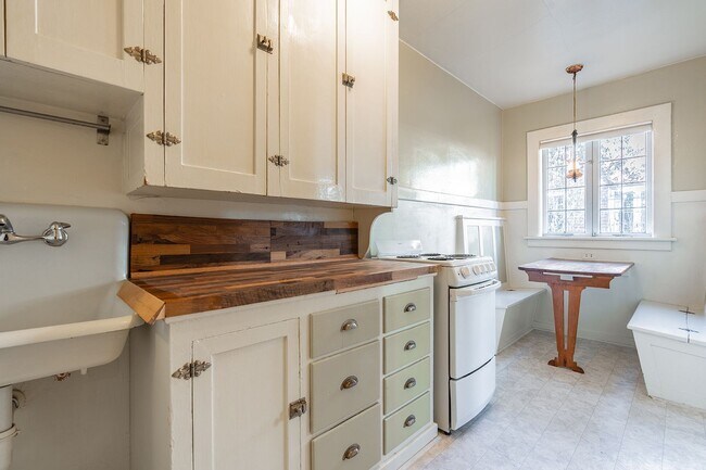 Broadway Court in Seattle, WA - Building Photo - Building Photo