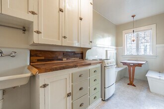 Broadway Court in Seattle, WA - Foto de edificio - Building Photo