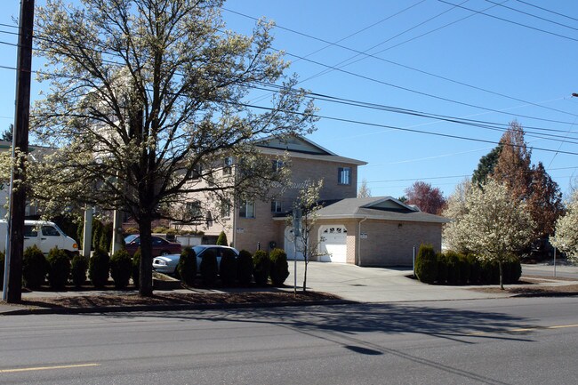 Queen Jeanette Apartments in Portland, OR - Building Photo - Building Photo