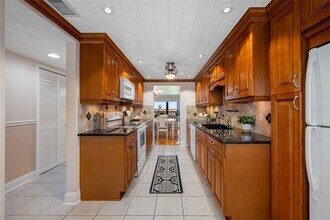 3400 Cove Cay Dr in Clearwater, FL - Building Photo - Building Photo