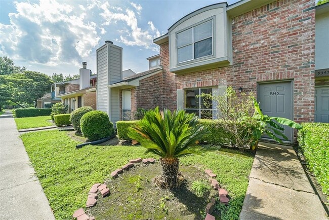 9345 Westwood Village Dr in Houston, TX - Building Photo - Building Photo