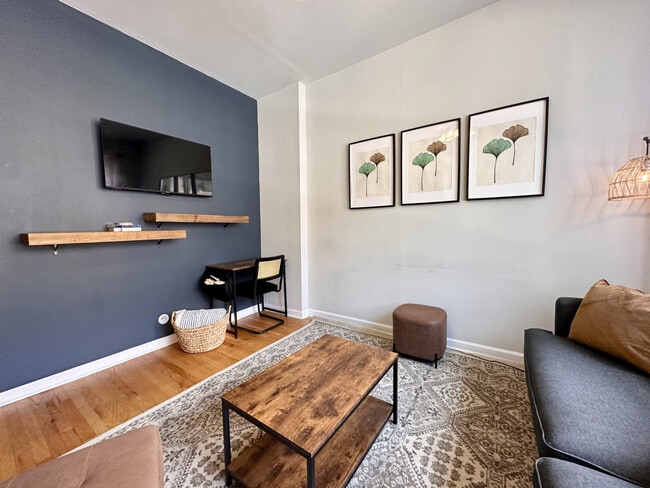 906 N Damen Ave in Chicago, IL - Building Photo - Building Photo