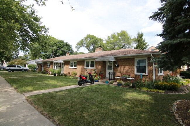 1 N Washington St in Westmont, IL - Building Photo - Building Photo