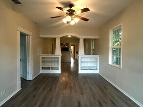 106 Regina St in San Antonio, TX - Building Photo - Building Photo