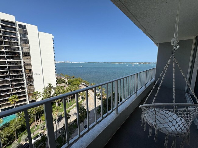 200 SE 15th Rd in Miami, FL - Foto de edificio - Building Photo