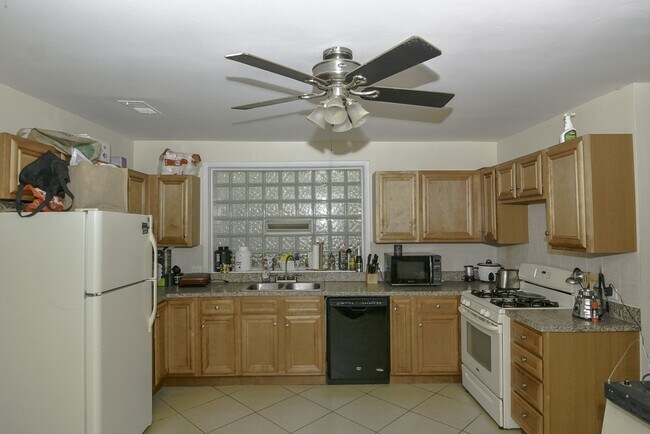 1436 W Belmont Ave, Unit M00B in Chicago, IL - Building Photo - Building Photo
