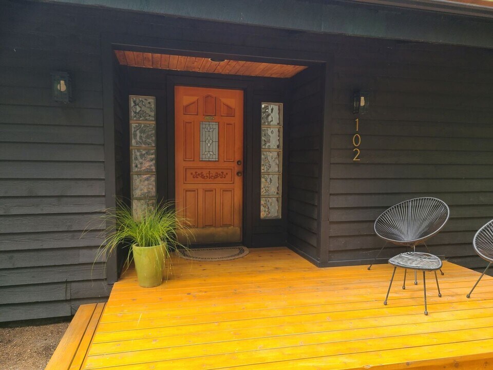 102 Byron Rd in Friday Harbor, WA - Foto de edificio