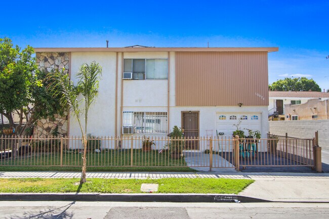 10024 Elizabeth Ave in South Gate, CA - Foto de edificio - Building Photo