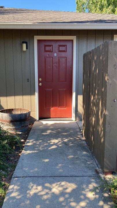 1814 NE Fairview Ave-Unit -A in Grants Pass, OR - Building Photo