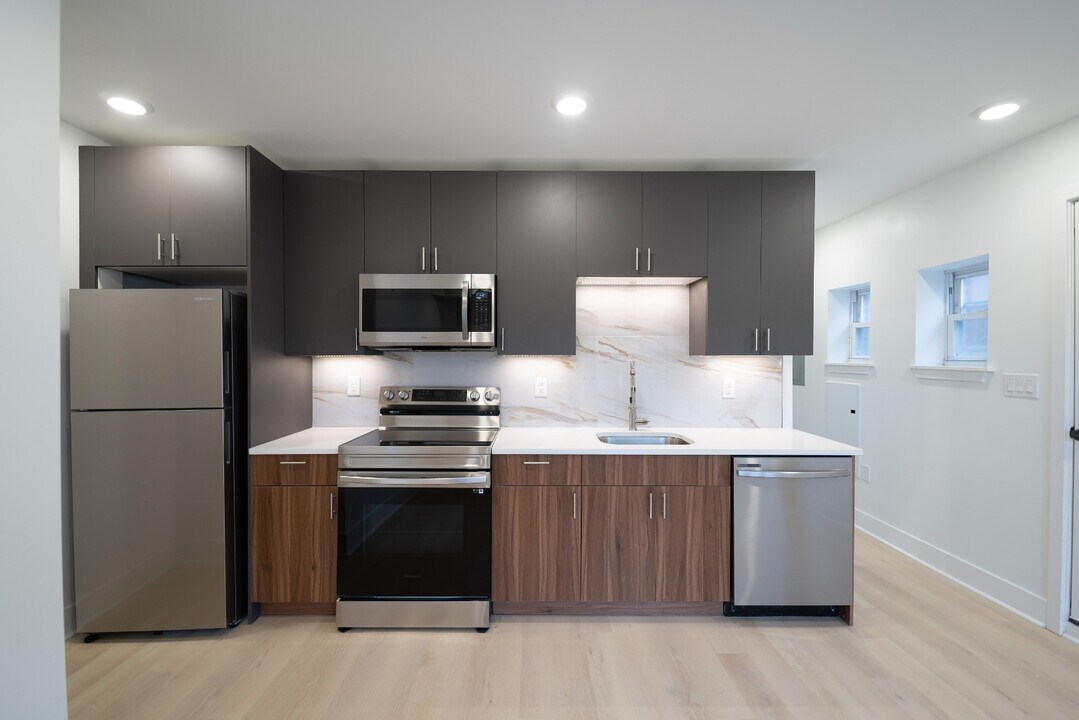 4902 Chestnut St in Philadelphia, PA - Building Photo