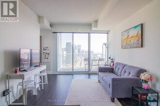 17 Bathurst St in Toronto, ON - Building Photo - Building Photo