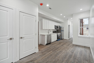 5139 Pine St, Unit 2 in Philadelphia, PA - Foto de edificio - Building Photo