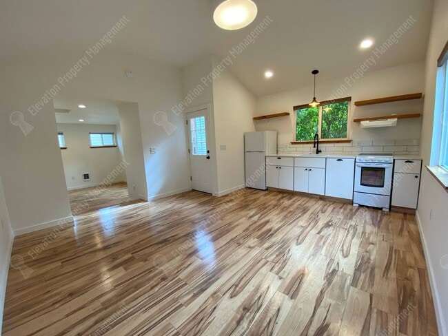 1518 NW Fresno Ave in Bend, OR - Building Photo - Building Photo