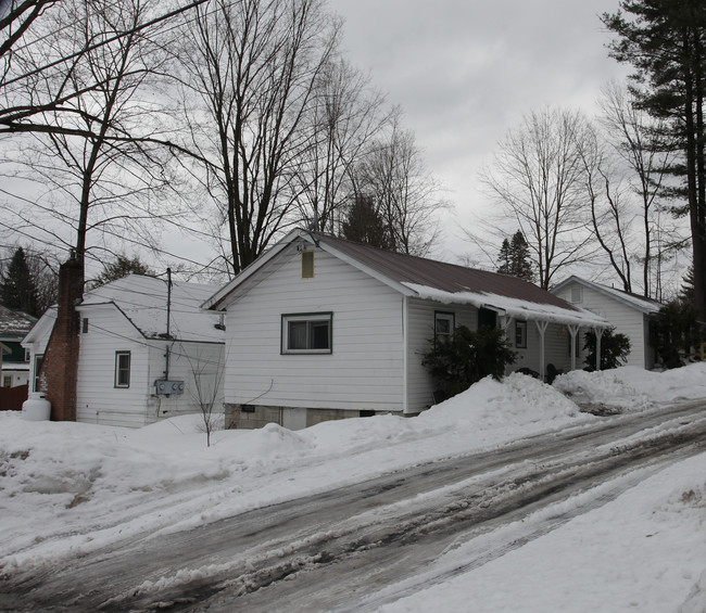 153 Cooper St in Lake George, NY - Foto de edificio - Building Photo