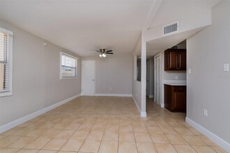 8728 93rd Ave in Seminole, FL - Building Photo - Building Photo