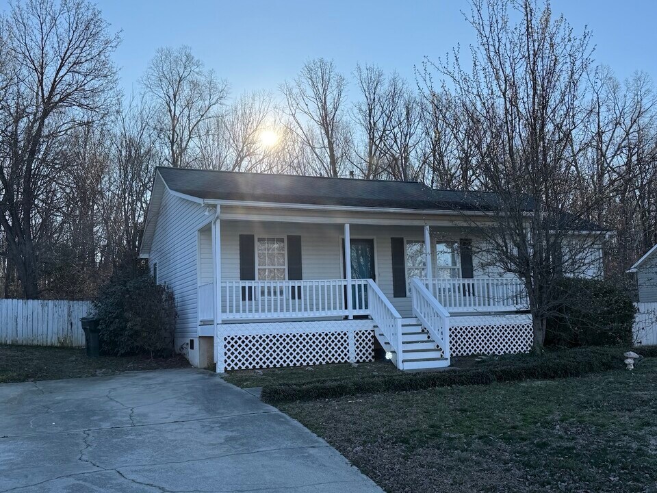 234 Meadow Lark Ln in Thomasville, NC - Building Photo