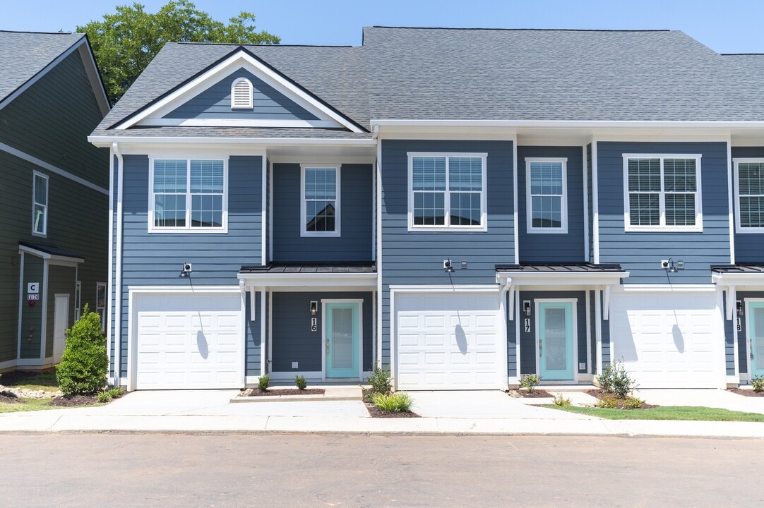Landon Green Artisan Cottages in Hickory, NC - Foto de edificio