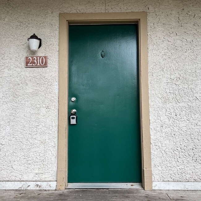 155 Dillon Rd in Hilton Head Island, SC - Building Photo - Building Photo