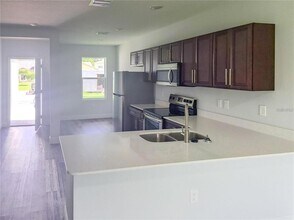 1030 NW 57th Ct in Ocala, FL - Foto de edificio - Building Photo