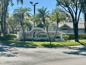 2890 N Oakland Forest Dr, Unit 103 in Oakland Park, FL - Foto de edificio - Building Photo