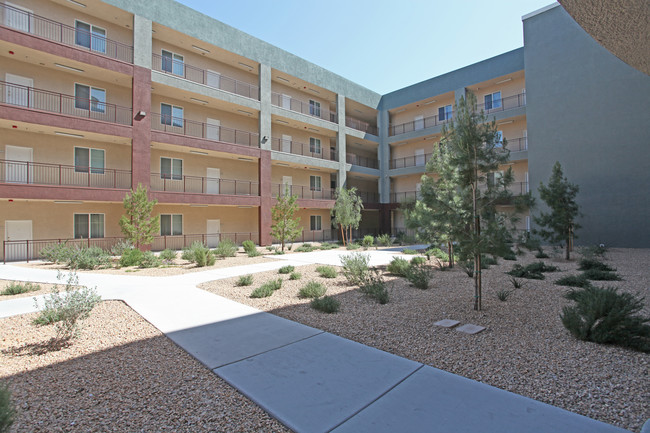 Sarann Knight Apartments in Las Vegas, NV - Building Photo - Building Photo