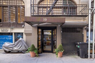 8-10 E 16th St in New York, NY - Building Photo - Building Photo