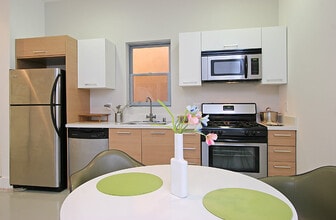 2216 Main St, Unit TH in Santa Monica, CA - Foto de edificio - Building Photo