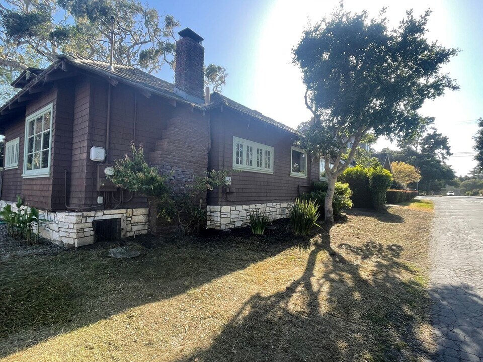 242 Chestnut St in Pacific Grove, CA - Building Photo