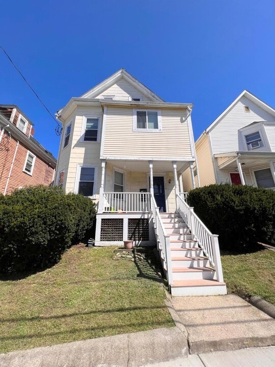 578 Main St, Unit 1 in Medford, MA - Building Photo