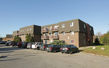 922 Wonderland Rd S in London, ON - Building Photo - Building Photo