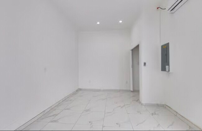 905 Wabasso Ct in Lehigh Acres, FL - Foto de edificio - Building Photo