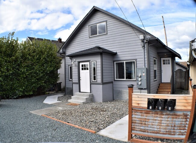 210 w Woodworth st, Unit #2 in Sedro Woolley, WA - Building Photo - Building Photo