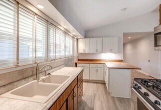 504 S Butterfield Rd. in Libertyville, IL - Foto de edificio - Building Photo