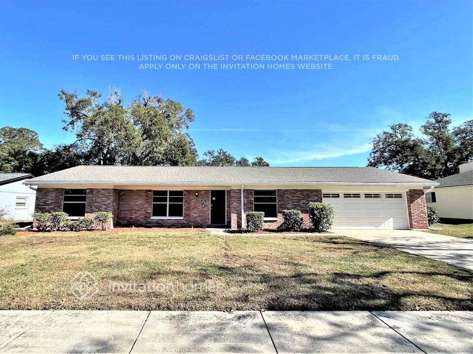 822 Bills Cir in Brandon, FL - Building Photo