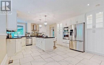 2413 Robin Dr in Mississauga, ON - Building Photo - Building Photo